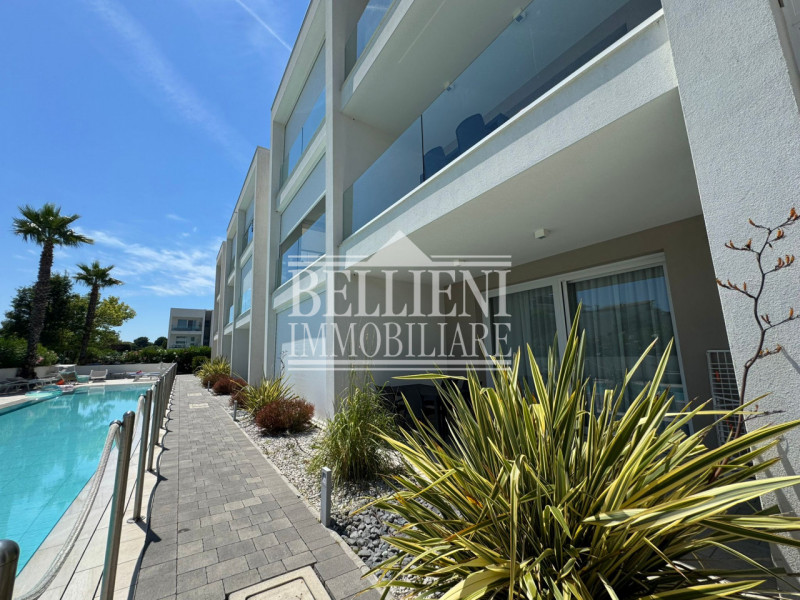 JESOLO LIDO OVEST - Proponiamo in vendita un appartamento bicamere situato all'interno del Reside...