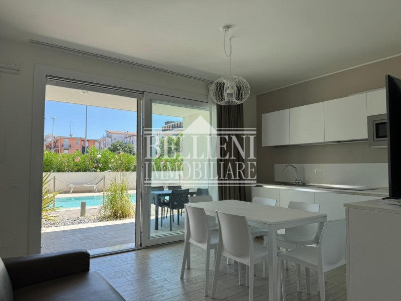 JESOLO LIDO OVEST - Proponiamo in vendita un appartamento bicamere situato all'interno del Reside...