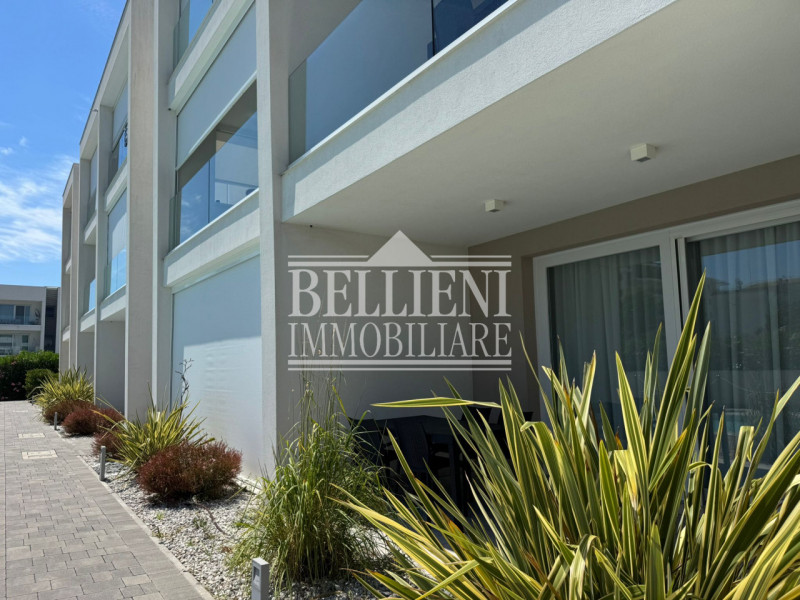 JESOLO LIDO OVEST - Proponiamo in vendita un appartamento bicamere situato all'interno del Reside...