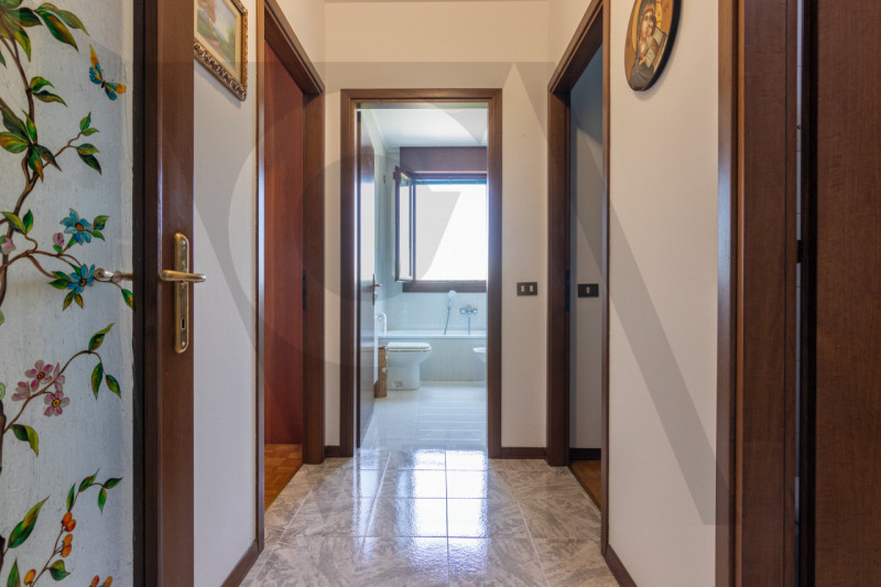 In elegante condomino DOTATO DI ASCENSORE E APPENA RITINEGGIATO
bellissimo e funzionale Appartame...