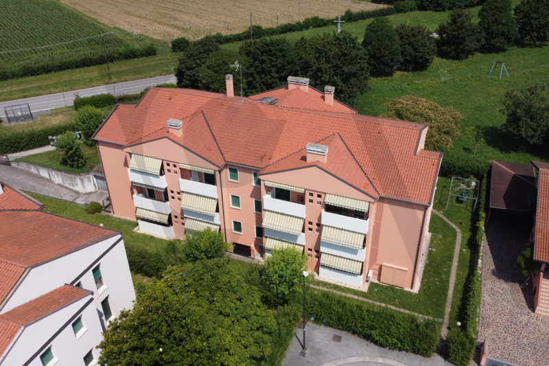 In elegante condomino DOTATO DI ASCENSORE E APPENA RITINEGGIATO
bellissimo e funzionale Appartame...