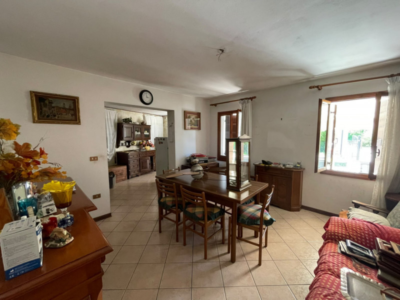 PIEVE DI CURTAROLO- In zona tranquilla e verdeggiante, soluzione indipendente con ingresso privat...