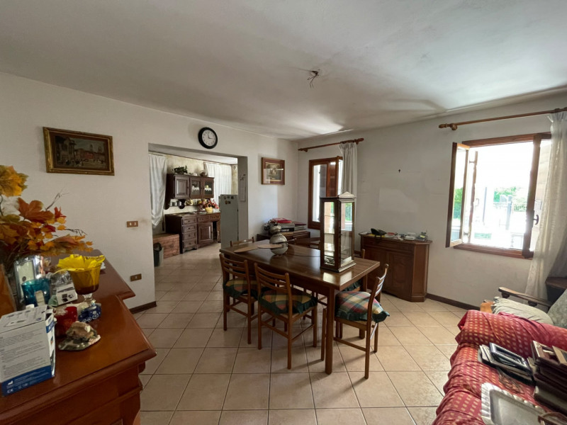 PIEVE DI CURTAROLO- In zona tranquilla e verdeggiante, soluzione indipendente con ingresso privat...