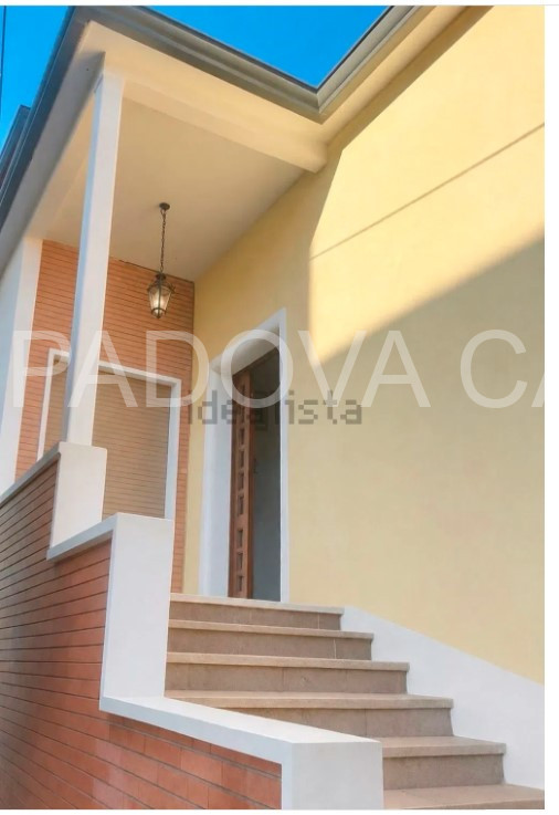 Scopri questa esclusiva casa singola DA RISTRUTTURARE in vendita nel cuore di Padova, nella ricer...