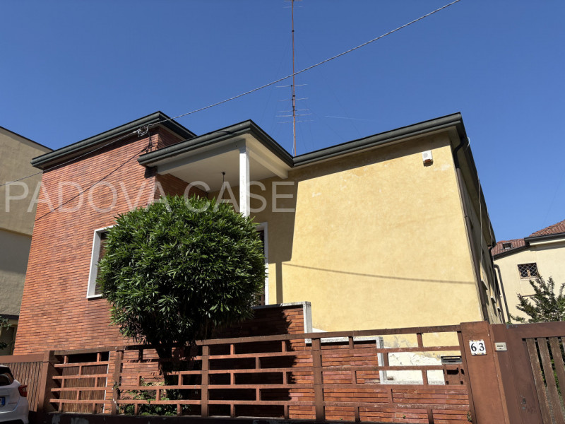 Scopri questa esclusiva casa singola DA RISTRUTTURARE in vendita nel cuore di Padova, nella ricer...