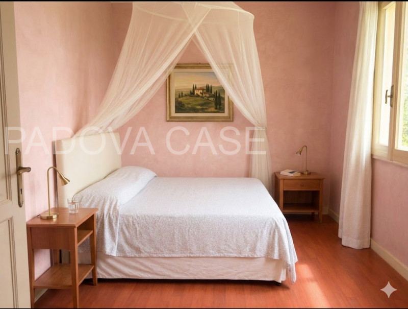 Scopri questa esclusiva casa singola DA RISTRUTTURARE in vendita nel cuore di Padova, nella ricer...