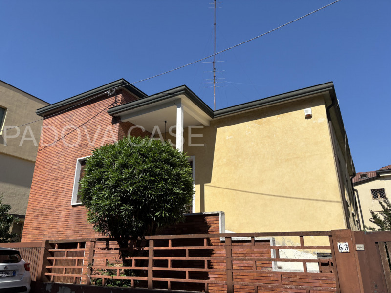 Scopri questa esclusiva casa singola DA RISTRUTTURARE in vendita nel cuore di Padova, nella ricer...