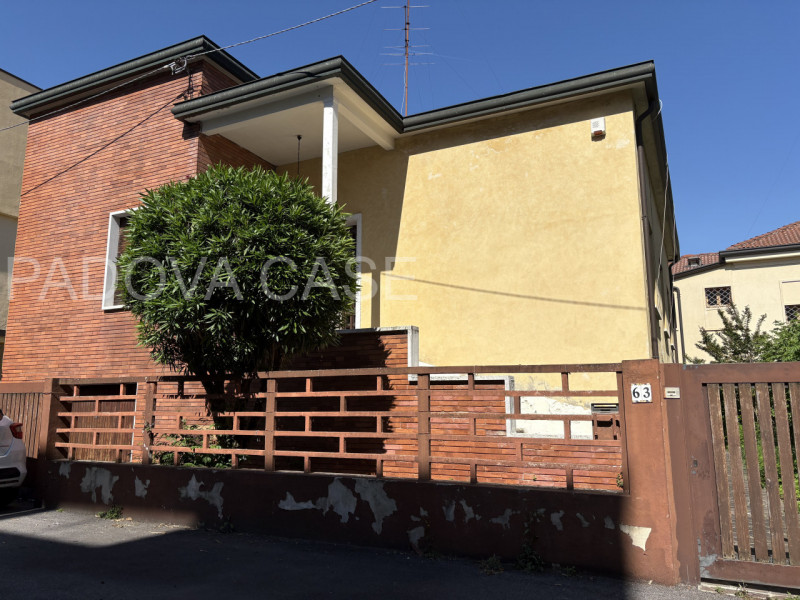 Scopri questa esclusiva casa singola DA RISTRUTTURARE in vendita nel cuore di Padova, nella ricer...