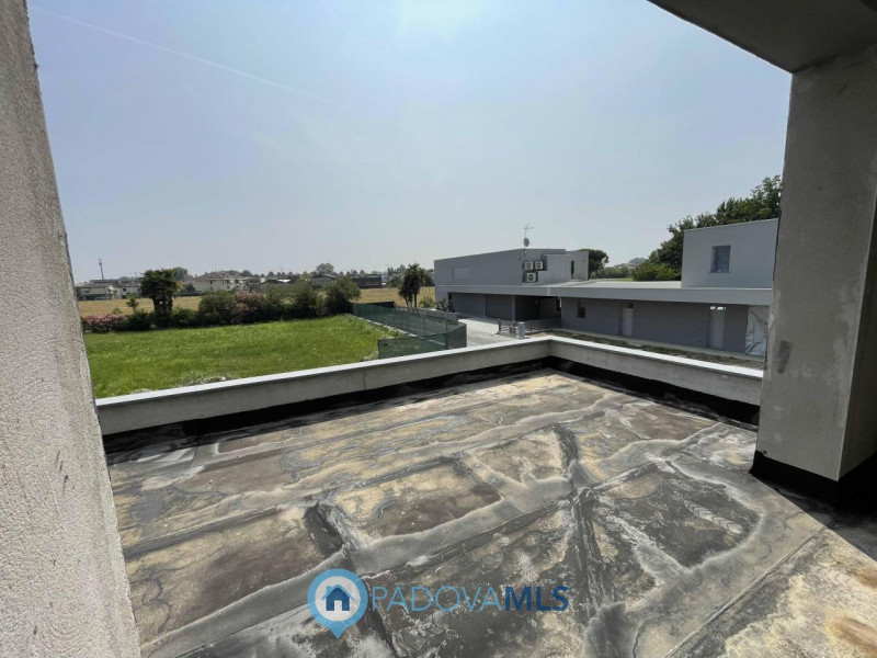 Splendida villa bifamiliare ad uso abitativo situata nel comune di Selvazzano Dentro, nella provi...