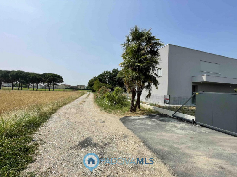 Splendida villa bifamiliare ad uso abitativo situata nel comune di Selvazzano Dentro, nella provi...
