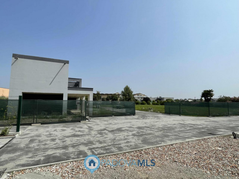 Splendida villa bifamiliare ad uso abitativo situata nel comune di Selvazzano Dentro, nella provi...