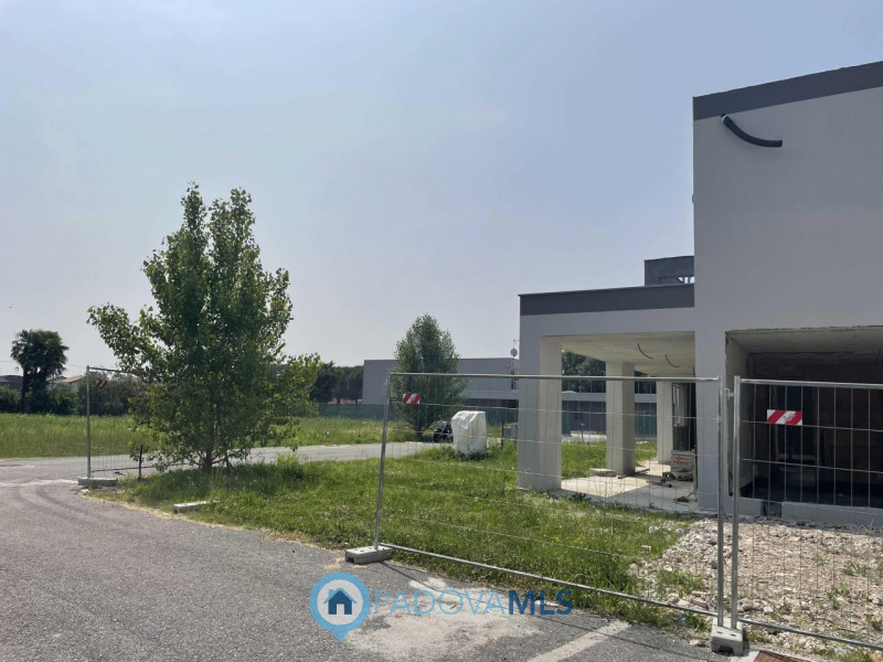 Splendida villa bifamiliare ad uso abitativo situata nel comune di Selvazzano Dentro, nella provi...