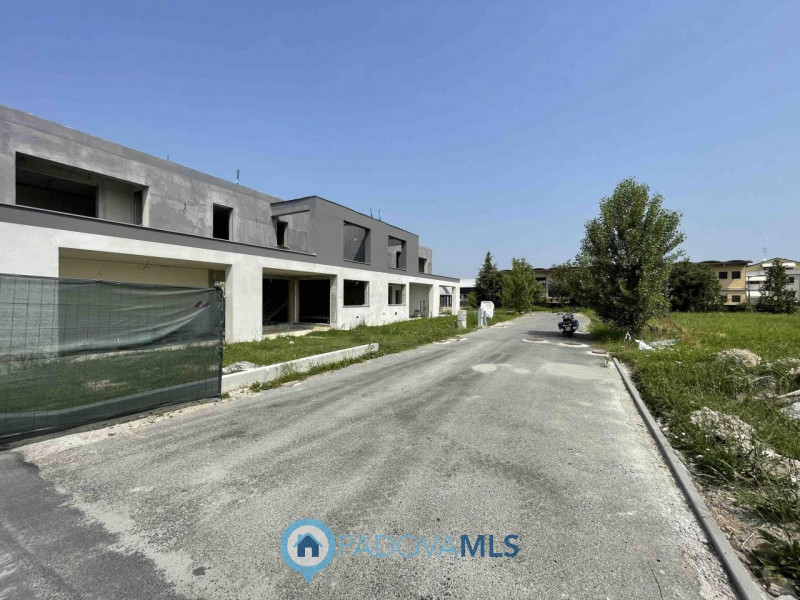Splendida villa bifamiliare ad uso abitativo situata nel comune di Selvazzano Dentro, nella provi...