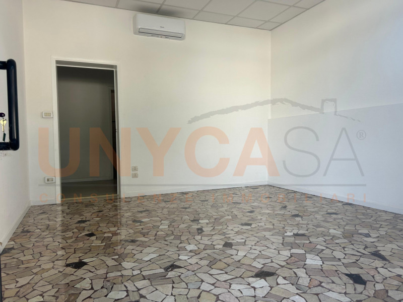 Proponiamo in affitto locale commerciale ad uso negozio o ufficio di 27 mq, in ottime condizioni ...