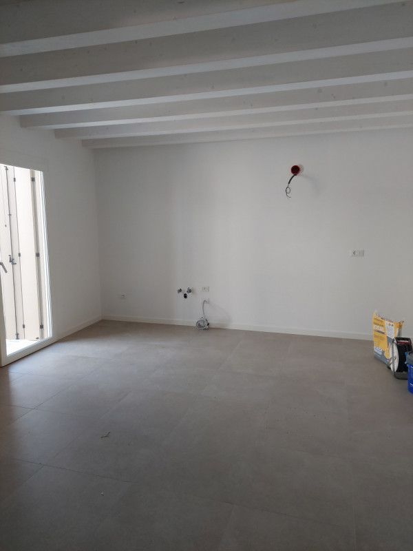 In centro paese comoda a tutti i servizi principali, affittiamo casetta a schiera su due livelli,...