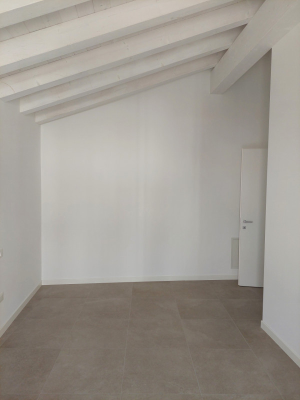 In centro paese comoda a tutti i servizi principali, affittiamo casetta a schiera su due livelli,...