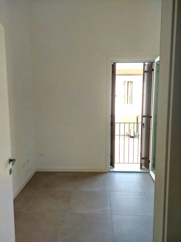 In centro paese comoda a tutti i servizi principali, affittiamo casetta a schiera su due livelli,...