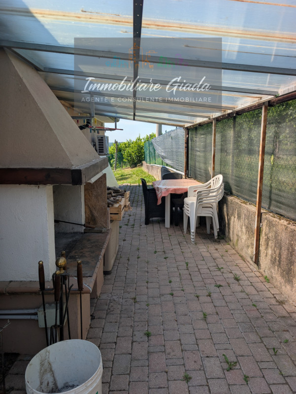 Vendiamo splendida casa singola completamente ristrutturata nel 2016, pensata per garantire il ma...
