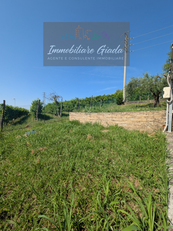 Vendiamo splendida casa singola completamente ristrutturata nel 2016, pensata per garantire il ma...
