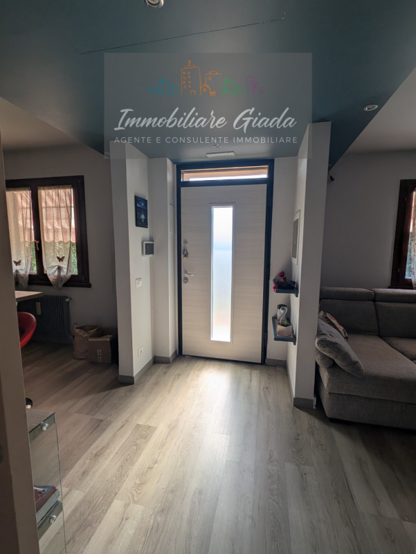 Vendiamo splendida casa singola completamente ristrutturata nel 2016, pensata per garantire il ma...