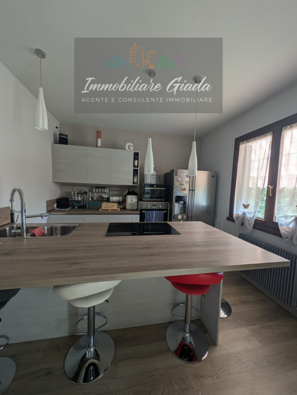 Vendiamo splendida casa singola completamente ristrutturata nel 2016, pensata per garantire il ma...
