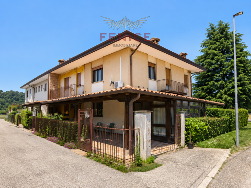 Noi di Fenice Immobiliare proponiamo una splendida schiera di testa indipendente con scoperto pri...