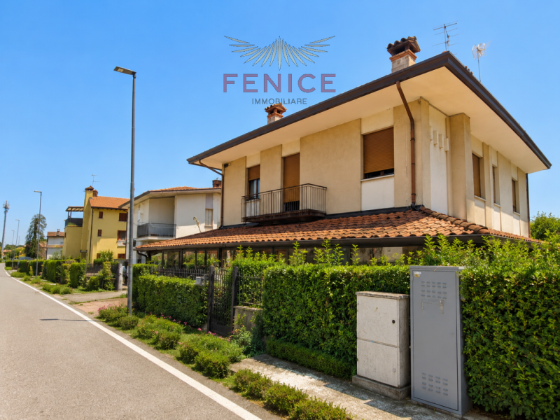 Noi di Fenice Immobiliare proponiamo una splendida schiera di testa indipendente con scoperto pri...