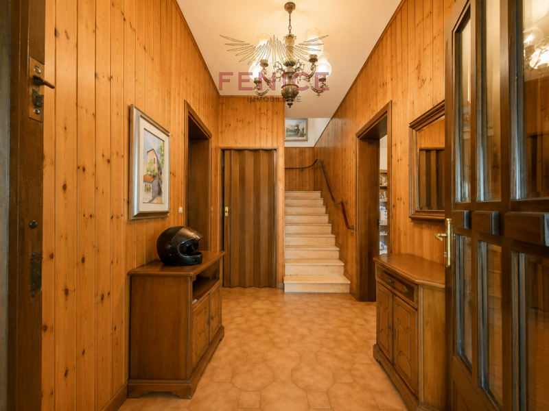 Noi di Fenice Immobiliare proponiamo una splendida schiera di testa indipendente con scoperto pri...