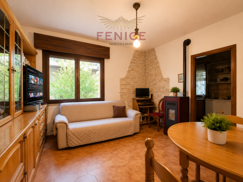 Noi di Fenice Immobiliare proponiamo una splendida schiera di testa indipendente con scoperto pri...