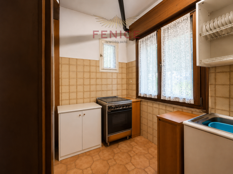 Noi di Fenice Immobiliare proponiamo una splendida schiera di testa indipendente con scoperto pri...