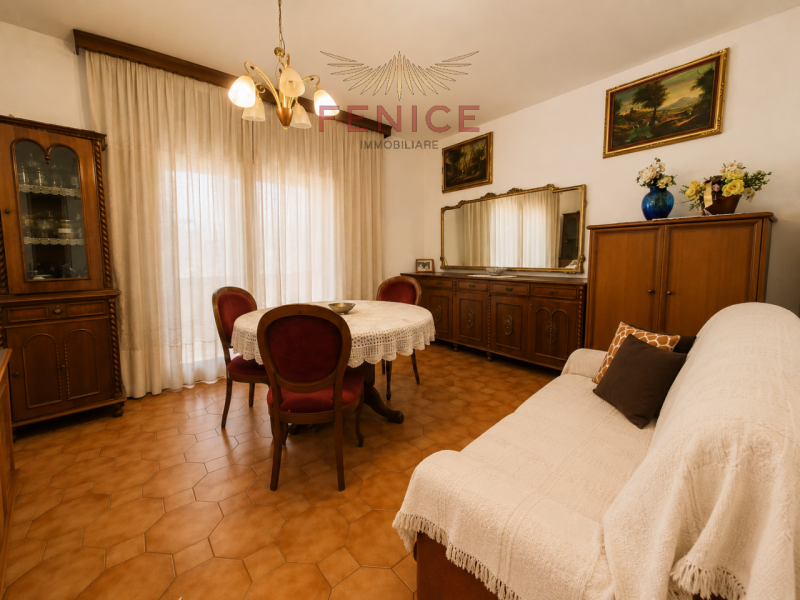 Noi di Fenice Immobiliare proponiamo una splendida schiera di testa indipendente con scoperto pri...