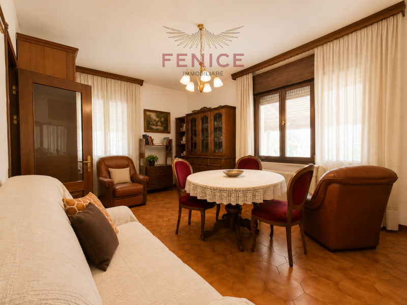 Noi di Fenice Immobiliare proponiamo una splendida schiera di testa indipendente con scoperto pri...