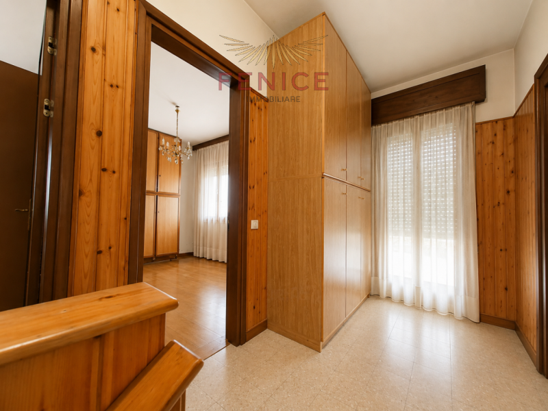 Noi di Fenice Immobiliare proponiamo una splendida schiera di testa indipendente con scoperto pri...