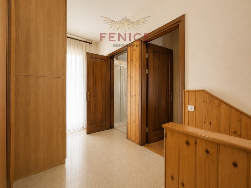 Noi di Fenice Immobiliare proponiamo una splendida schiera di testa indipendente con scoperto pri...