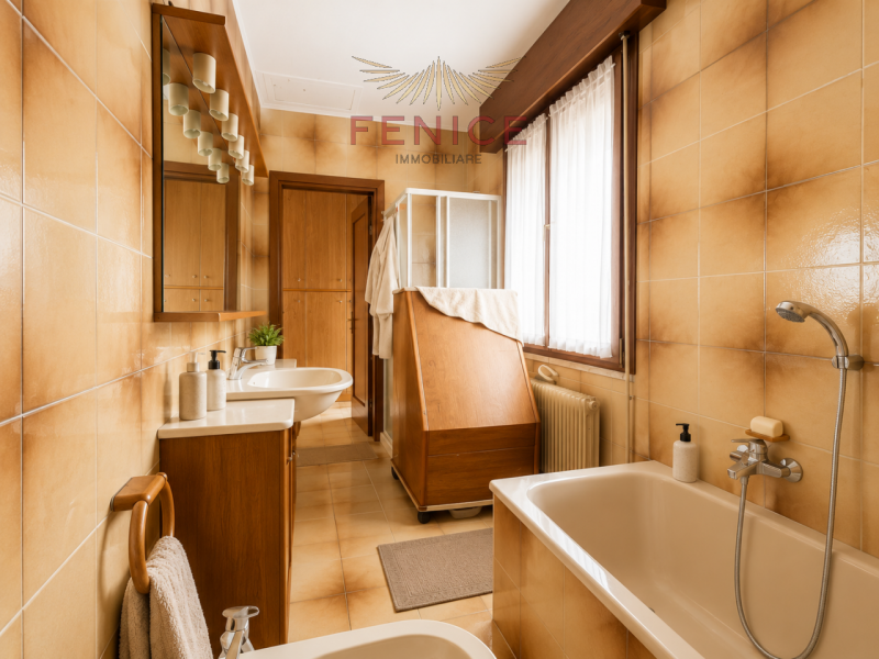Noi di Fenice Immobiliare proponiamo una splendida schiera di testa indipendente con scoperto pri...