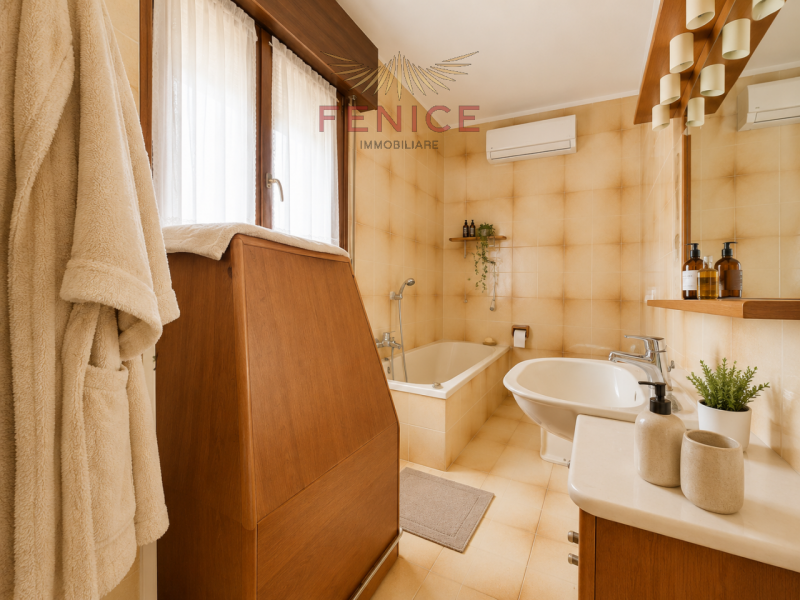 Noi di Fenice Immobiliare proponiamo una splendida schiera di testa indipendente con scoperto pri...