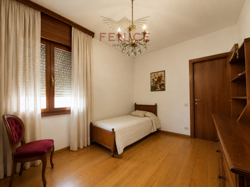 Noi di Fenice Immobiliare proponiamo una splendida schiera di testa indipendente con scoperto pri...