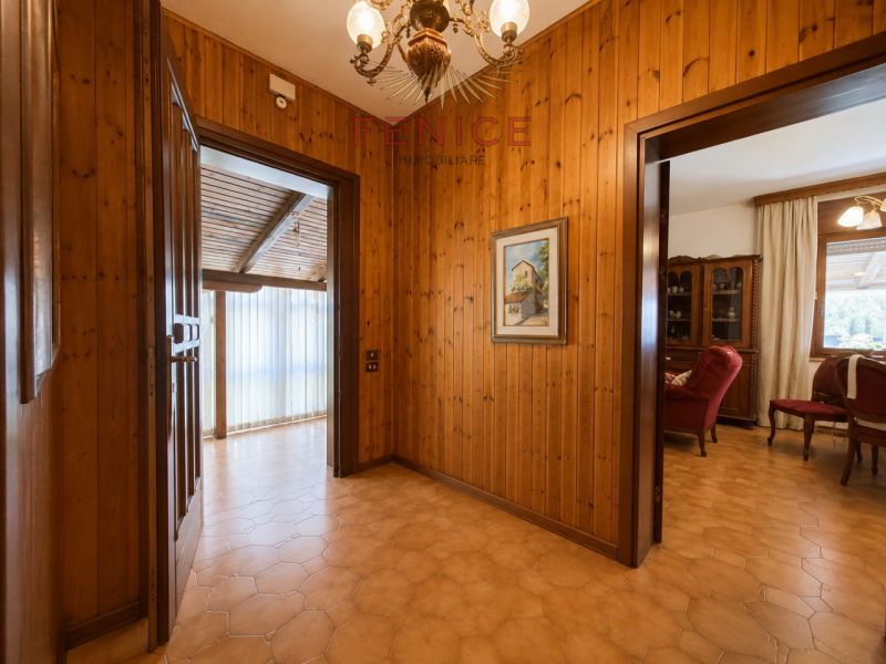 Noi di Fenice Immobiliare proponiamo una splendida schiera di testa indipendente con scoperto pri...