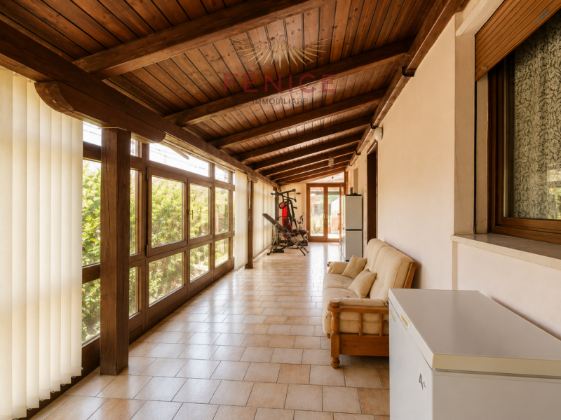 Noi di Fenice Immobiliare proponiamo una splendida schiera di testa indipendente con scoperto pri...