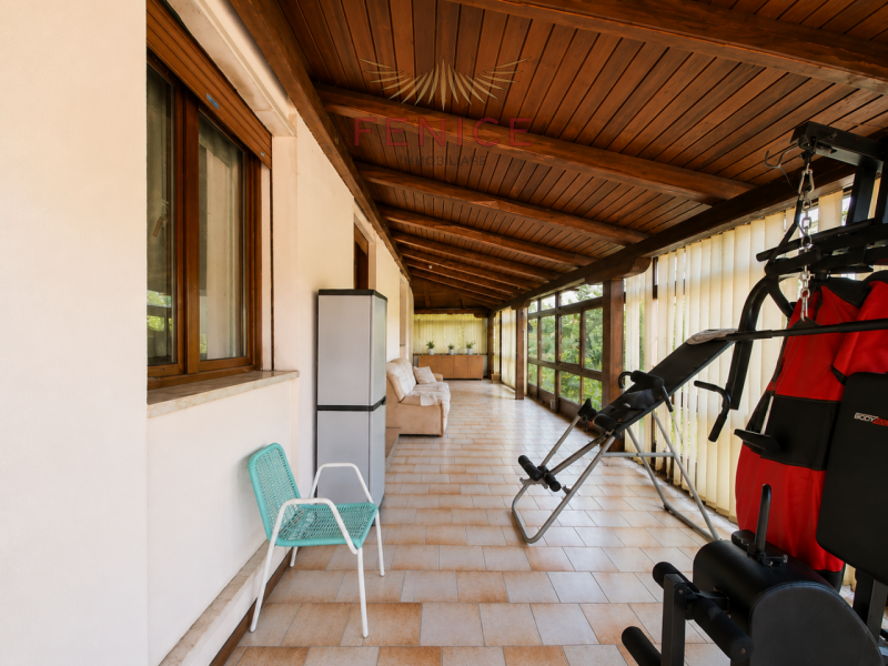 Noi di Fenice Immobiliare proponiamo una splendida schiera di testa indipendente con scoperto pri...