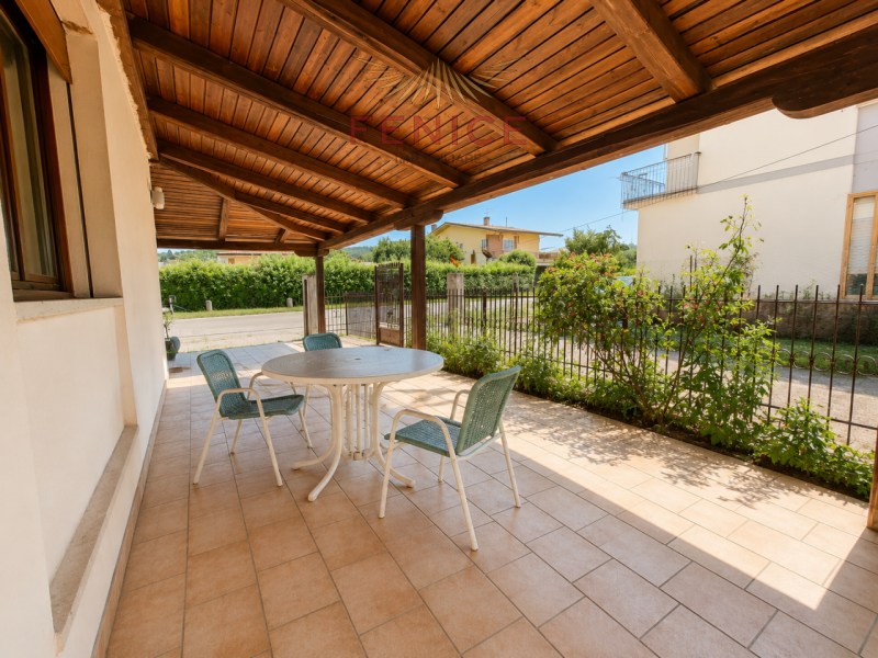 Noi di Fenice Immobiliare proponiamo una splendida schiera di testa indipendente con scoperto pri...