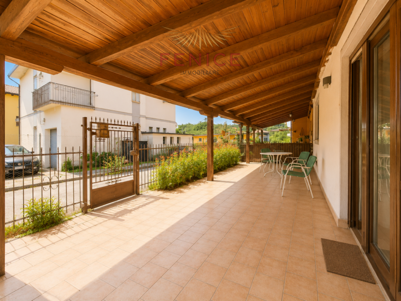 Noi di Fenice Immobiliare proponiamo una splendida schiera di testa indipendente con scoperto pri...