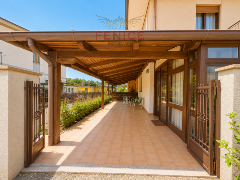 Noi di Fenice Immobiliare proponiamo una splendida schiera di testa indipendente con scoperto pri...
