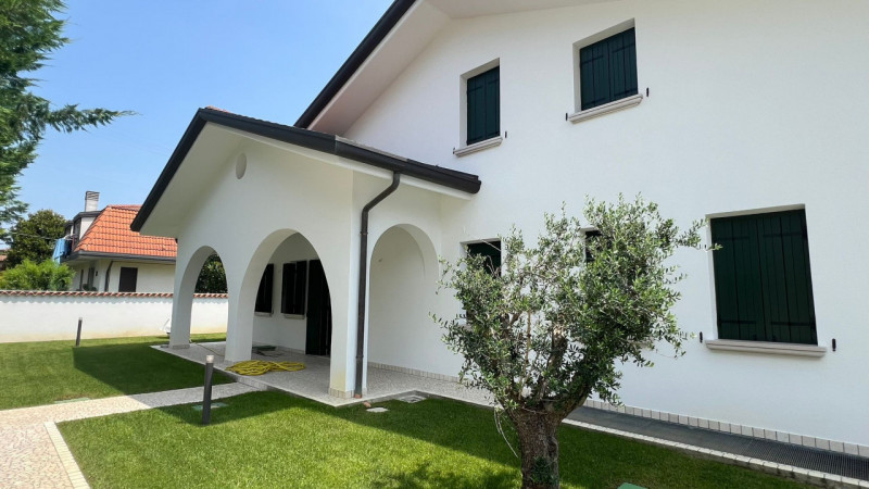Noventa Padovana: Vendesi Villa di circa 400 mq in classe A1 con depandance entrambe ristrutturat...