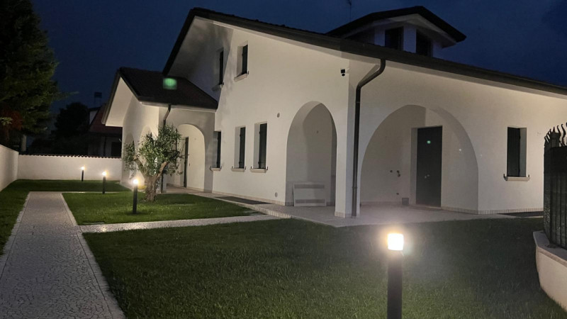 Noventa Padovana: Vendesi Villa di circa 400 mq in classe A1 con depandance entrambe ristrutturat...