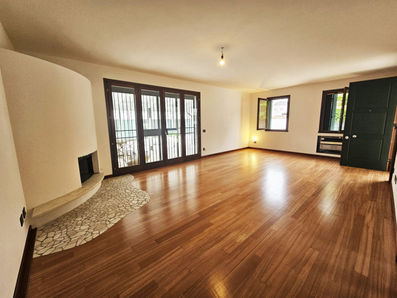 Noventa Padovana: Vendesi Villa di circa 400 mq in classe A1 con depandance entrambe ristrutturat...