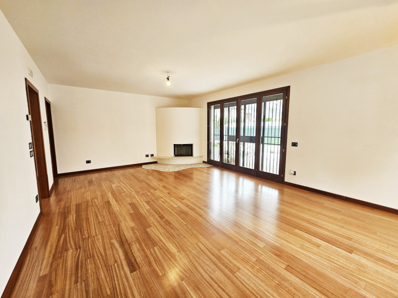 Noventa Padovana: Vendesi Villa di circa 400 mq in classe A1 con depandance entrambe ristrutturat...