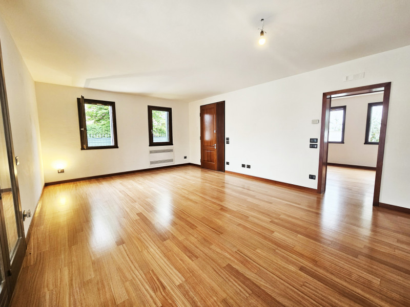 Noventa Padovana: Vendesi Villa di circa 400 mq in classe A1 con depandance entrambe ristrutturat...
