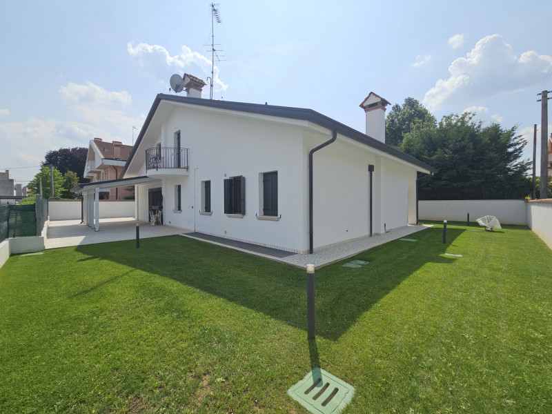 Noventa Padovana: Vendesi Villa di circa 400 mq in classe A1 con depandance entrambe ristrutturat...