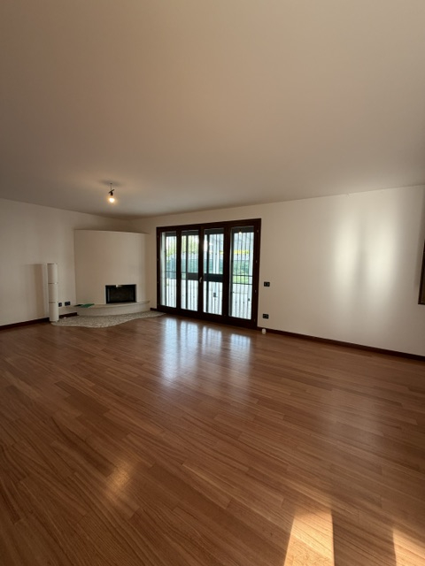 Noventa Padovana: Vendesi Villa di circa 400 mq in classe A1 con depandance entrambe ristrutturat...